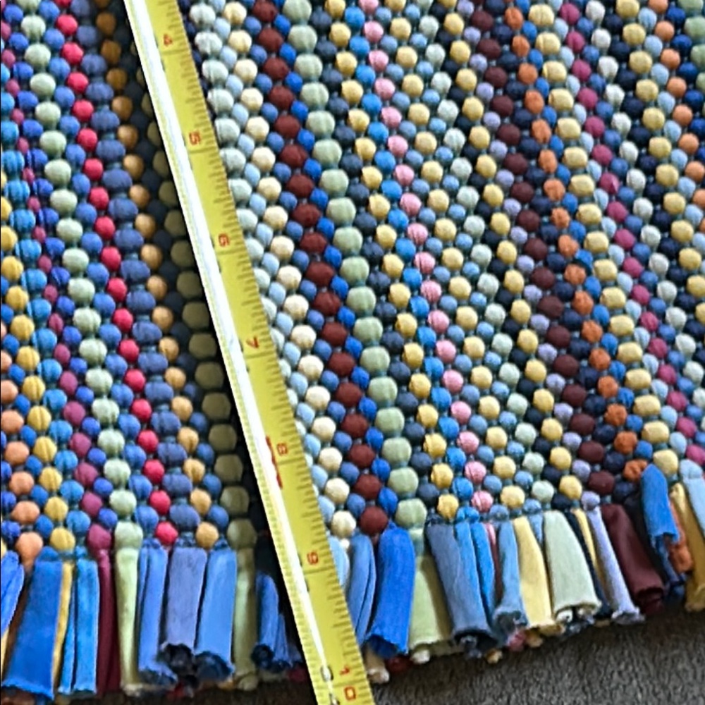 Colorful Woven Rug with Tassels. - Picture 4 of 9